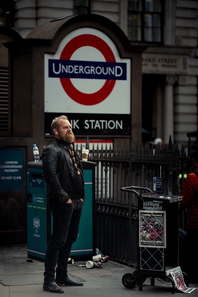 Walk Around Bank (2023)