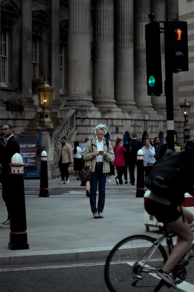 Walk Around Bank (2023)