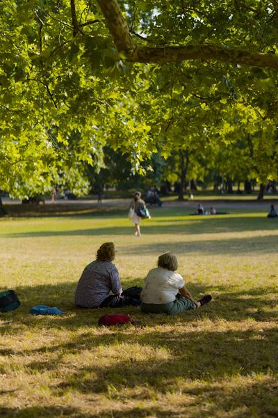 I like this, those two ladies sitting in the park with one of them clearly having some grass on the back of her shirt from laying down. Just to friends enjoying the nice weather together :) <hr>Summer London Walk 2026